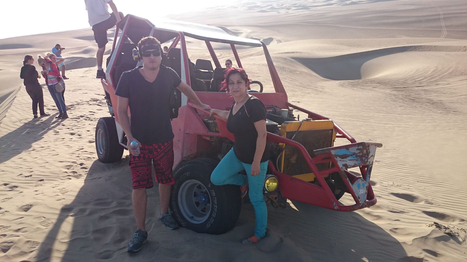 Beatriz sobre un buggy en pleno desierto