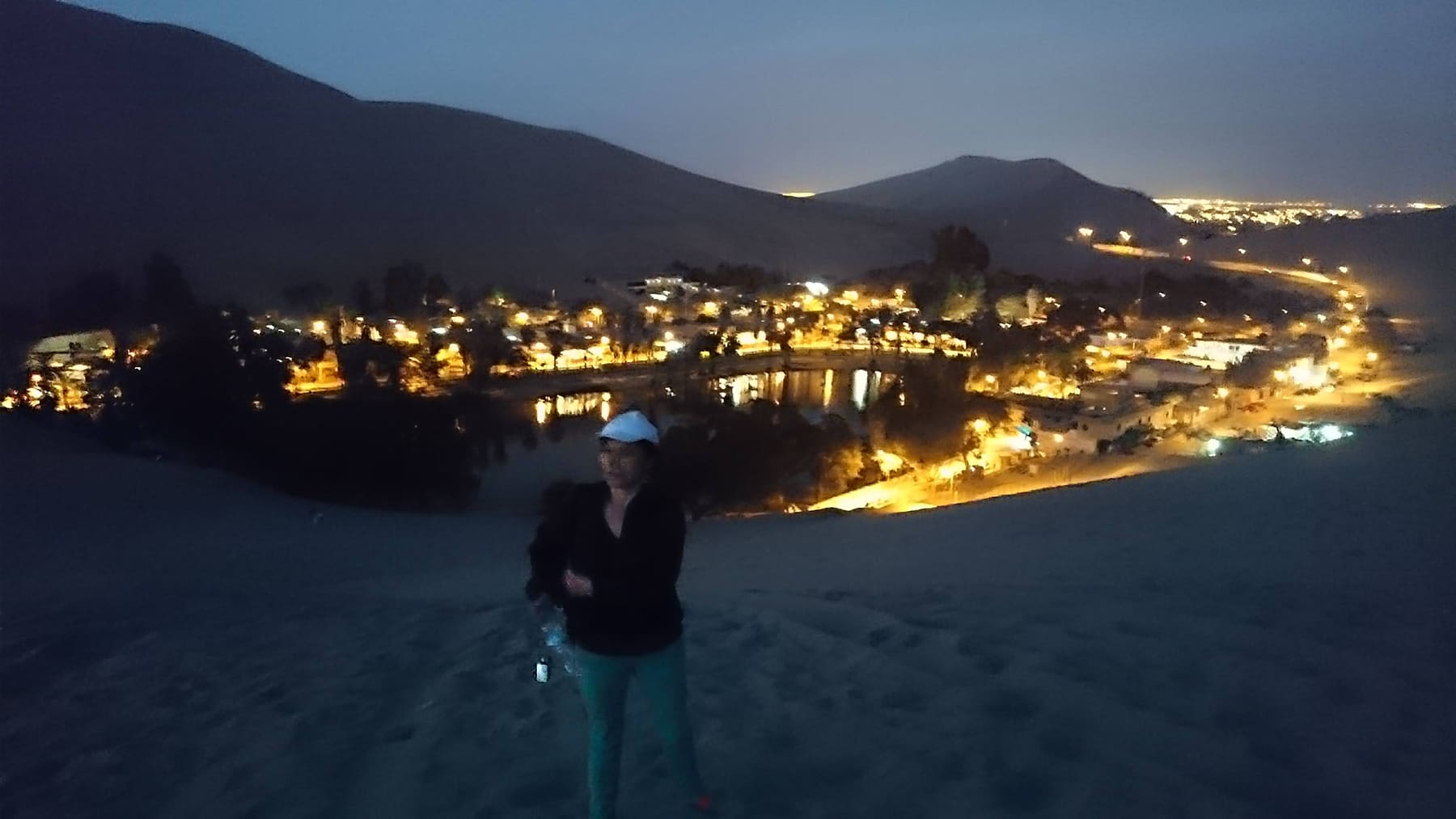 Beatriz al anochecer, mirando hacia el horizonte