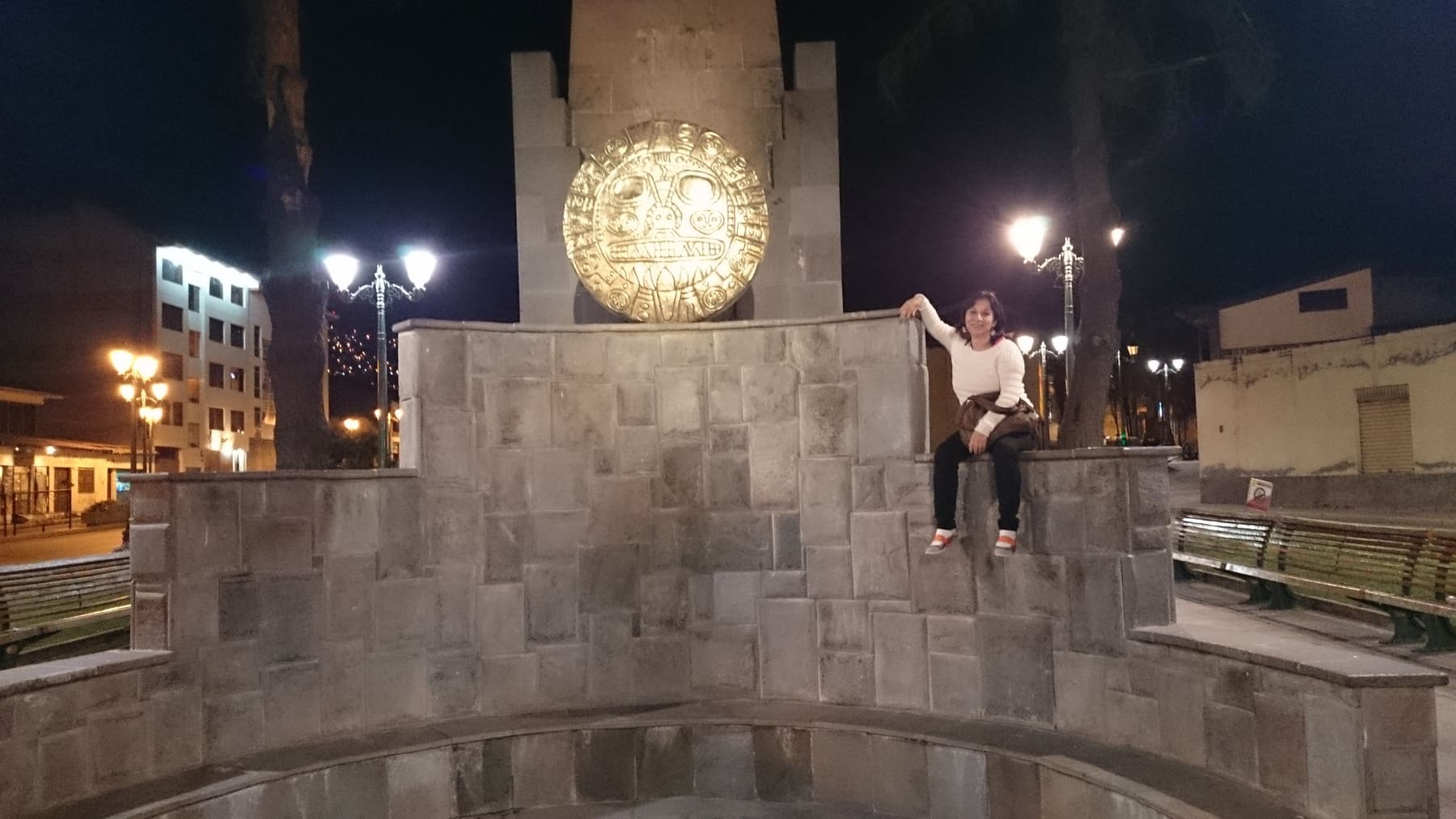 Beatriz de noche, serena, en una plaza de piedra