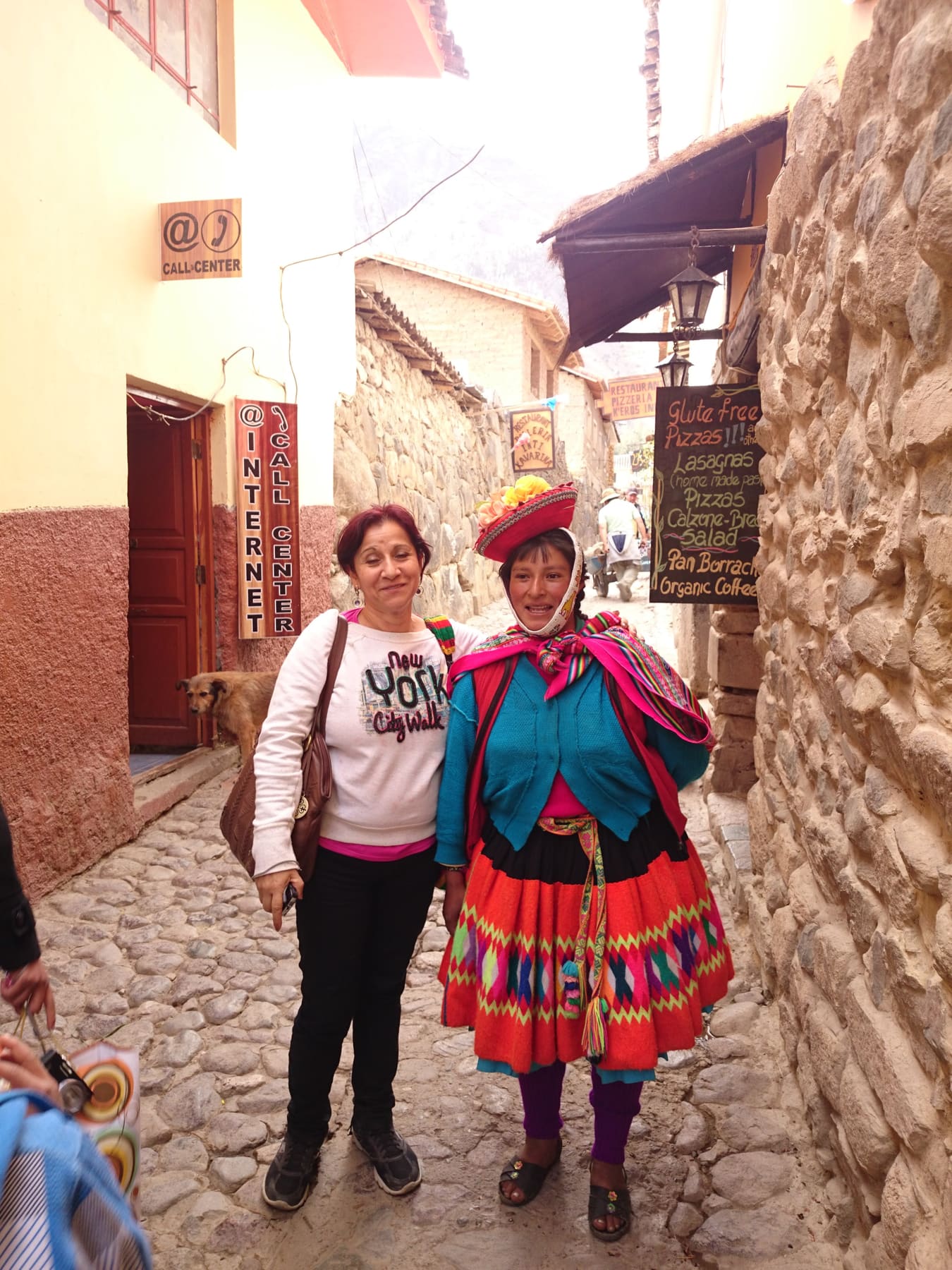 Beatriz junto a una mujer de trajes tradicionales y colores vivos