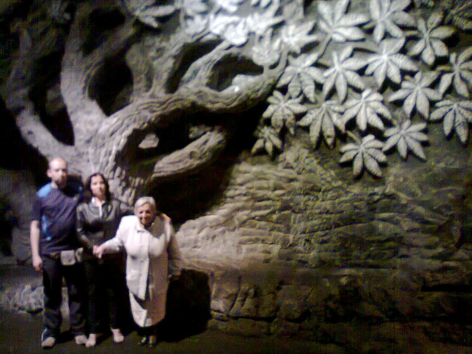 Beatriz con familia frente al árbol de sal