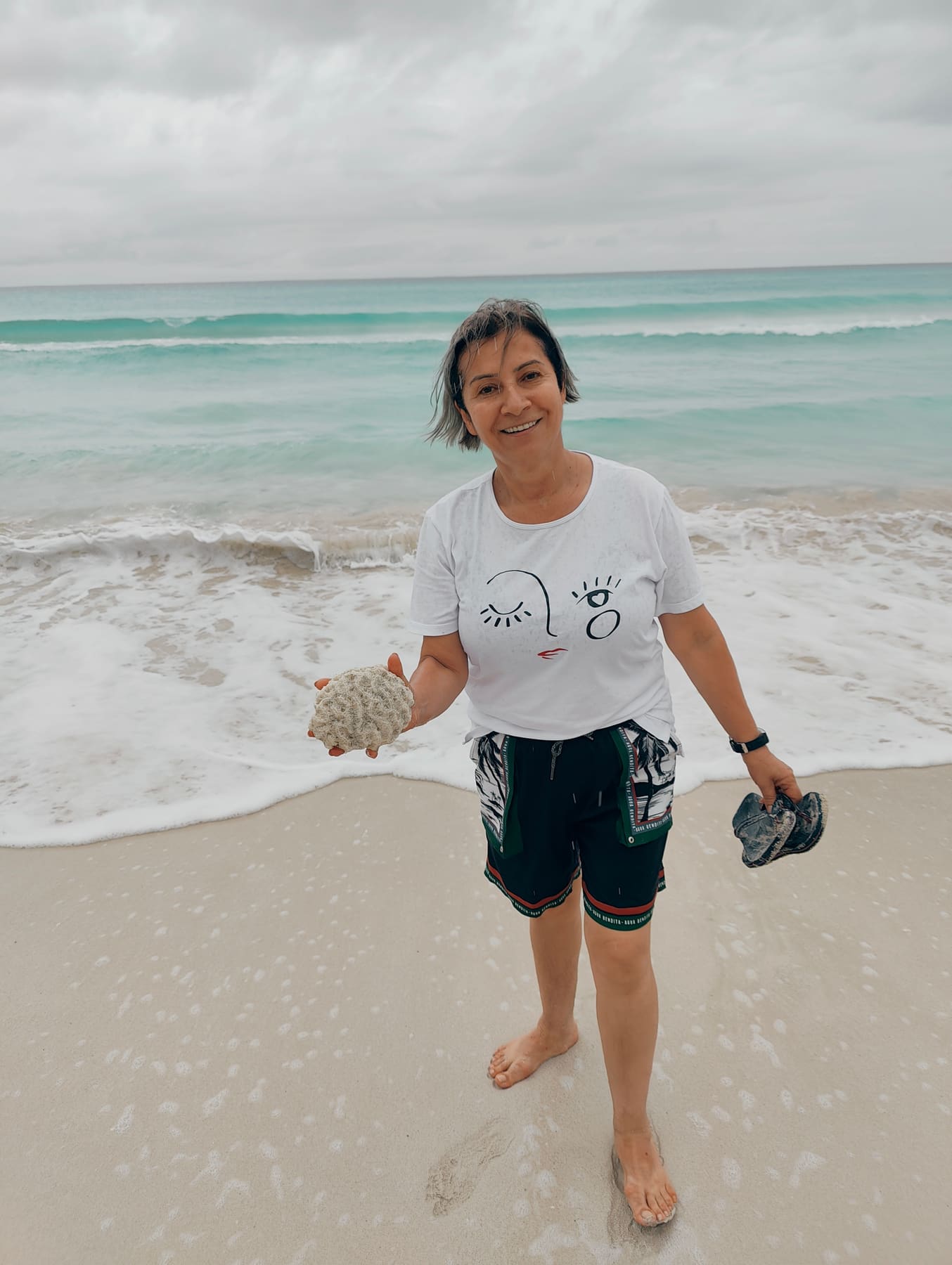 Beatriz sonriendo frente al mar turquesa