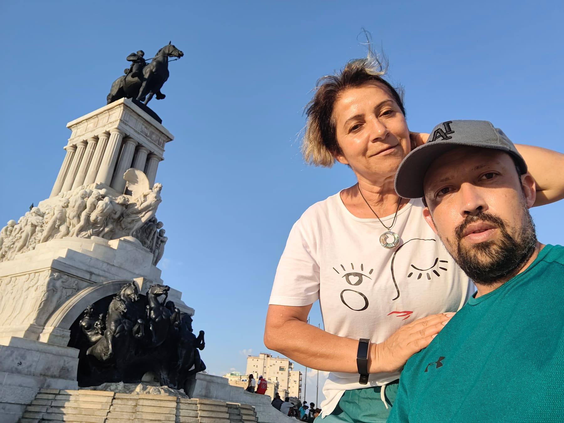 Beatriz con uno de sus hijos frente a un monumento ecuestre