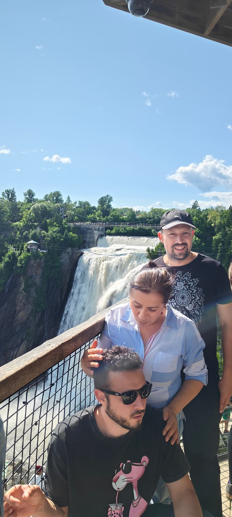 Beatriz con sus hijos frente a una cascada canadiense