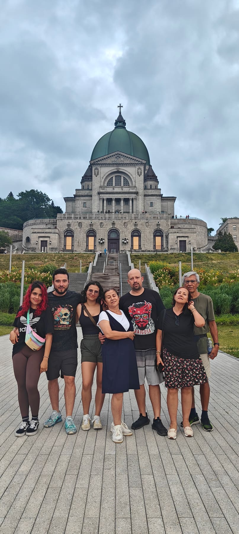 Beatriz junto a toda la familia frente a una gran basílica