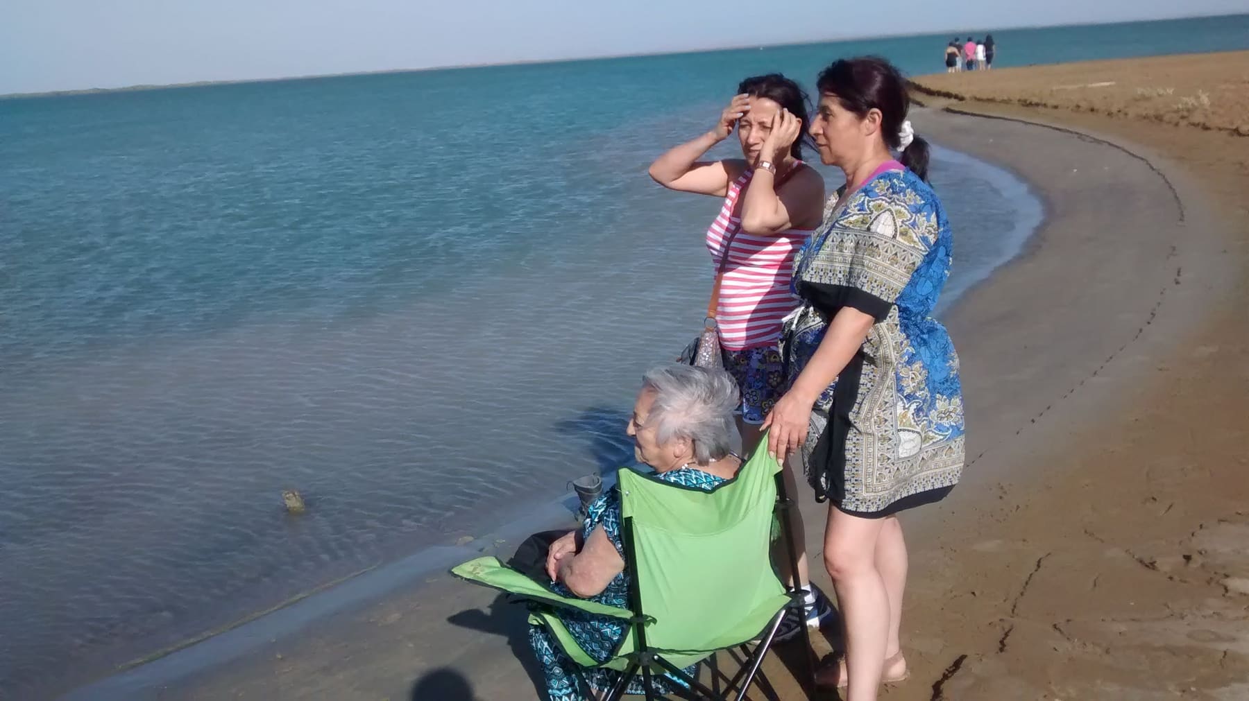 Beatriz en la playa junto a su madre