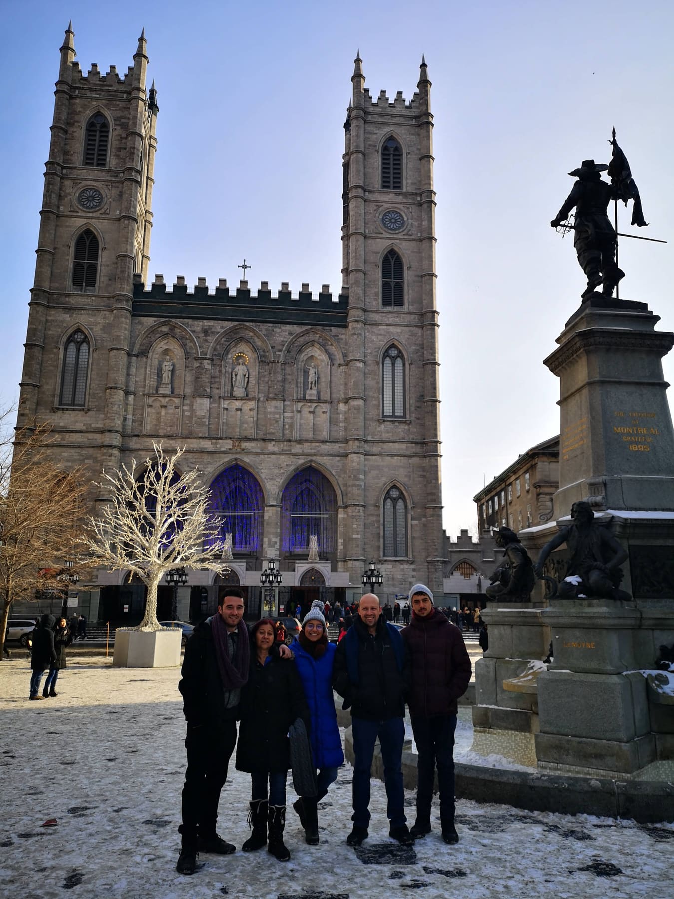 Beatriz con sus hijos, abrigados, frente a una catedral nevada