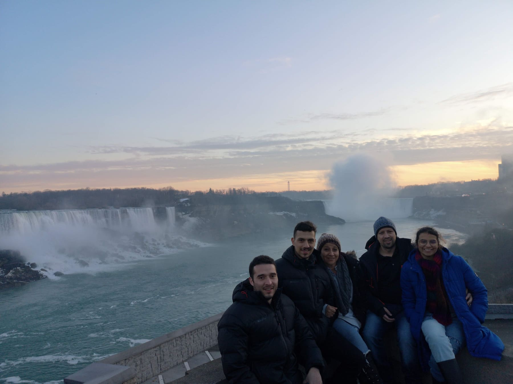 Beatriz con sus hijos frente a las cataratas del Niágara nevadas