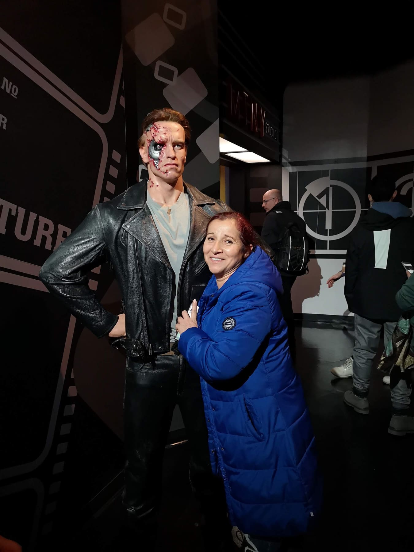 Beatriz posando junto a una figura de cera