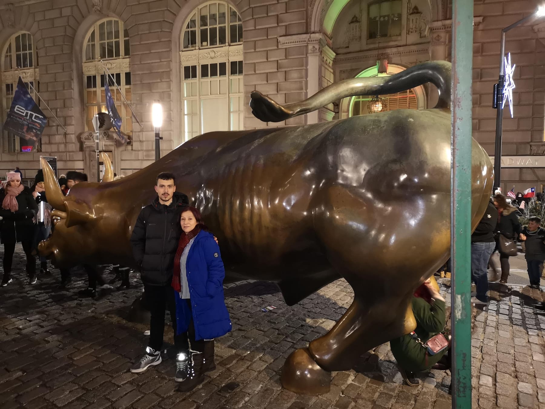 Beatriz con uno de sus hijos junto al toro de Wall Street