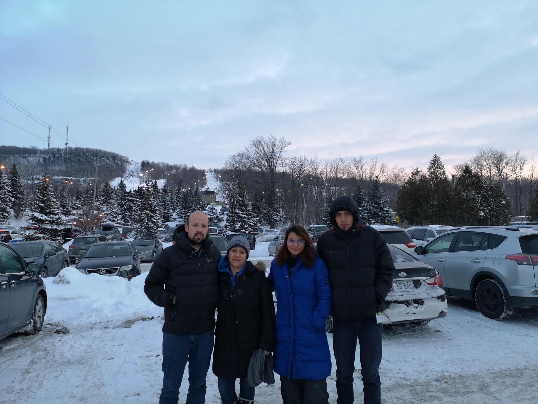 Beatriz con sus hijos en un estacionamiento nevado