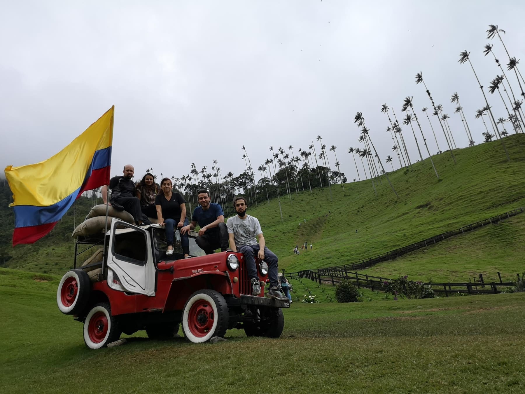 Beatriz con su familia sobre un jeep Willys con bandera de Colombia, en el Valle de Cocora