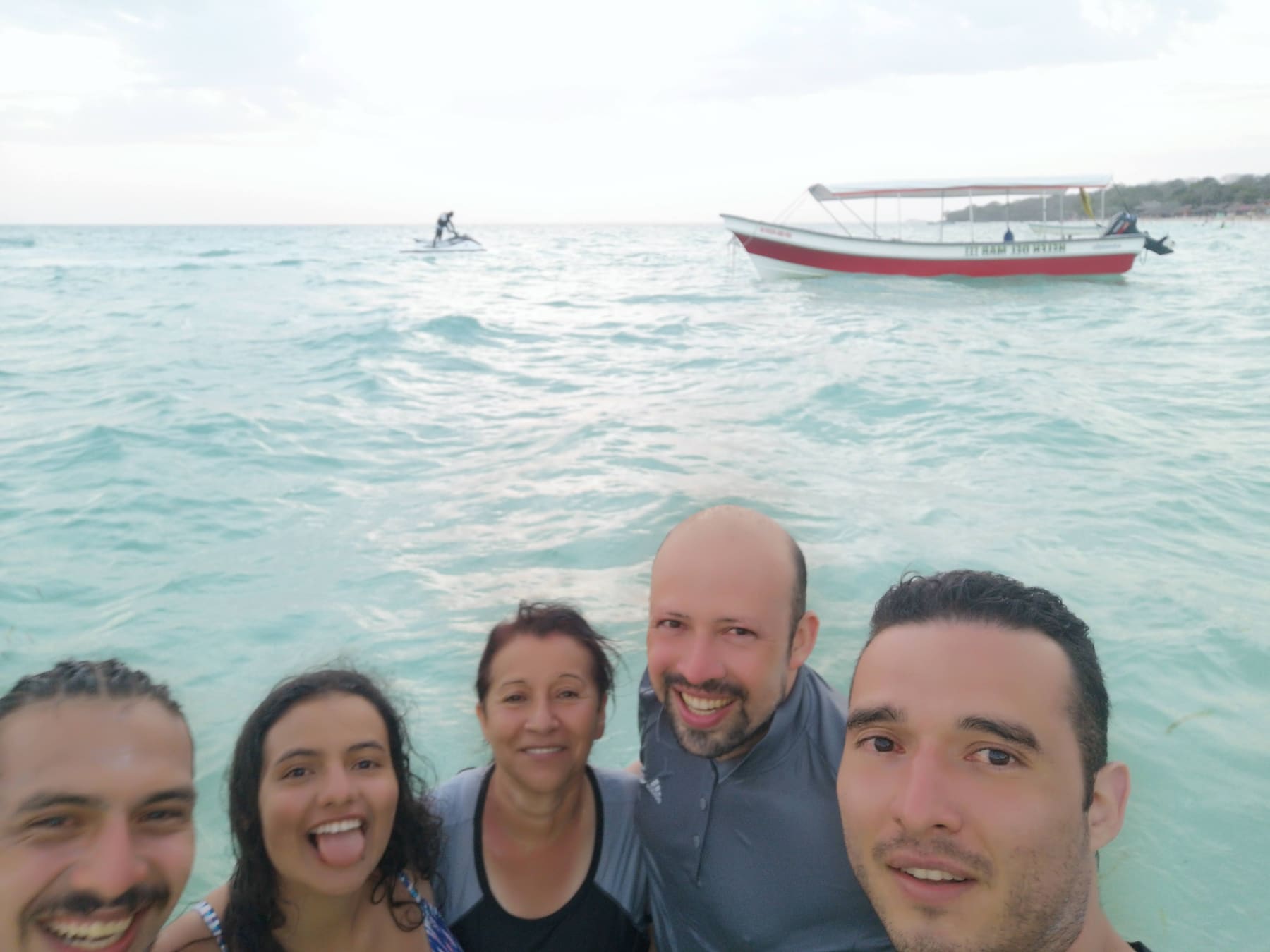 Beatriz y sus hijos riendo dentro del mar caribe
