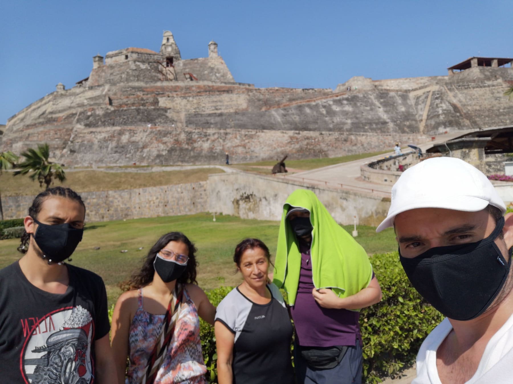 Beatriz con sus hijos frente al Castillo San Felipe de Barajas, en Cartagena