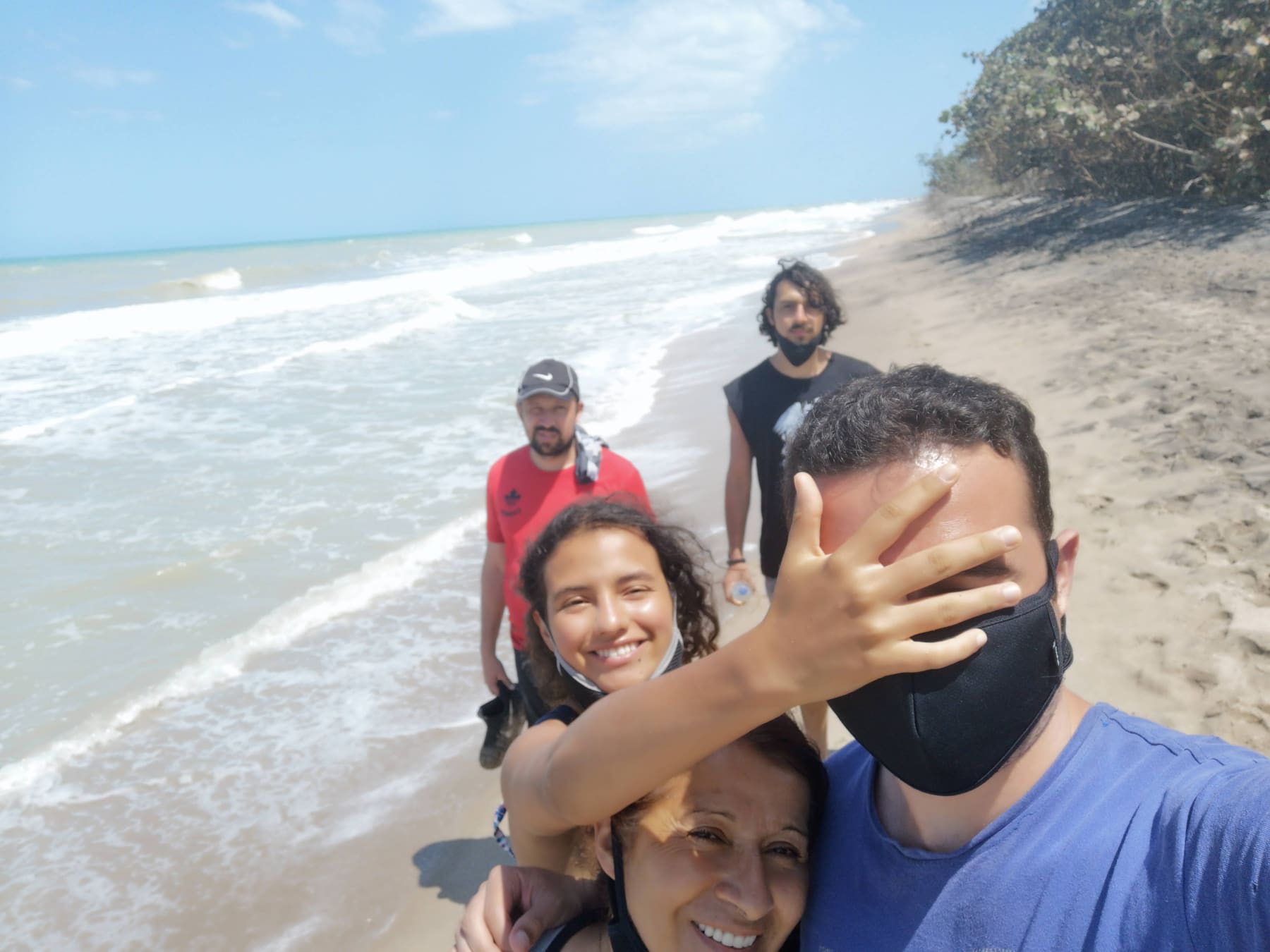 Beatriz con sus hijos caminando por la orilla del mar