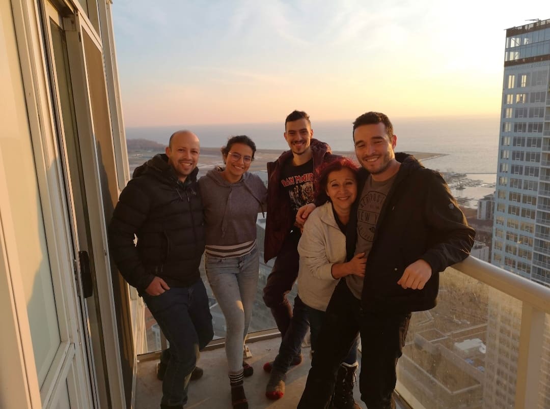 Beatriz con sus hijos en un balcón al atardecer